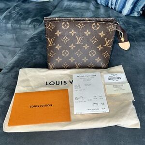 Louis Vuitton Monogram Canvas Toiletry 19